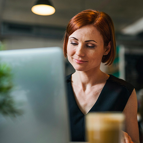 kvinna-framför-dator