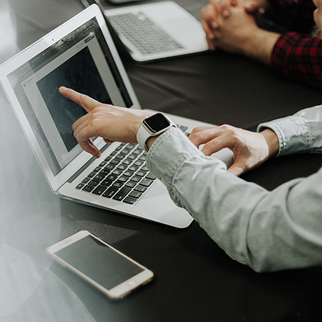 hand-som-pekar-på-en-laptop